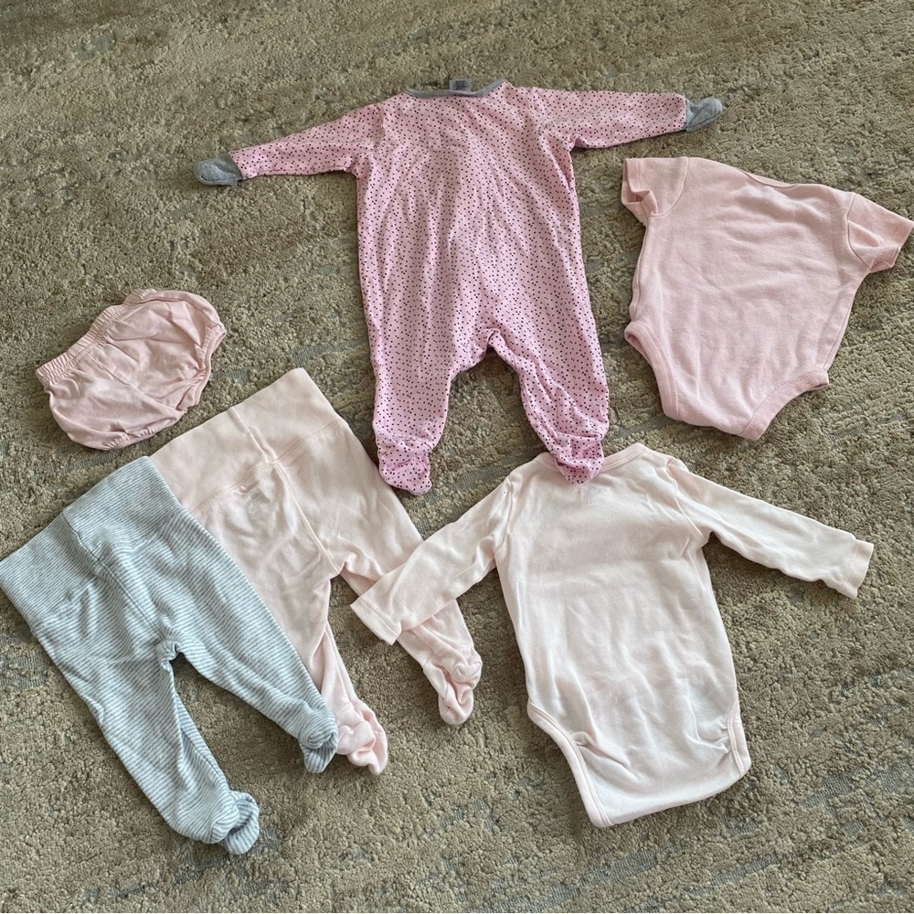 H&M/Disney/Carter’s Newborn Baby Girl Bundle of Onesies Footsie Bodysuits Pants - Picture 6 of 8